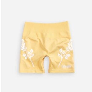 Civil Regime Kelly Seamless Shorts in Pastel Yellow (Medium w/ Bum Scrunch)